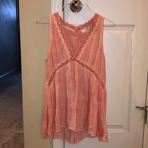 Light pink top w flower-lace detail